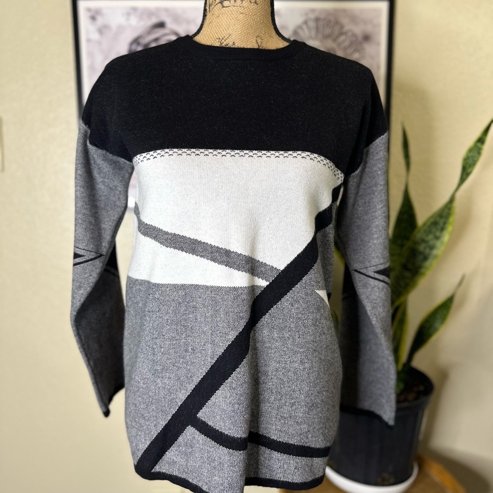 Women's Black and Gray Abstract Sweater
